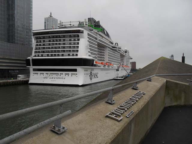 Cruiseschip ms MSC Grandiosa van MSC Cruises aan de Cruise Terminal Rotterdam